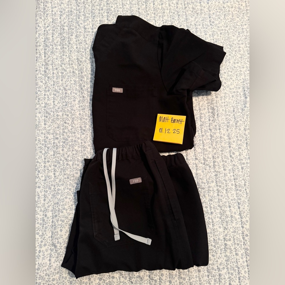 FIGS Black Leon & Pisco scrubs- Medium